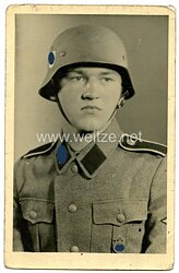 Waffen-SS Portraitfoto, SS-Mann mit Stahlhelm und HJ-Leistungsabzeichen