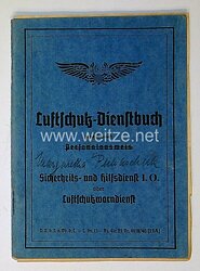 Luftschutz-Dienstbuch für eine Frau des Jahrgangs 1895 aus Hamburg