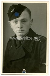 Waffen-SS Portraitfoto, SS-Mann der Panzertruppe mit HJ-Leistungsabzeichen