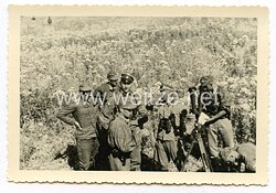 Waffen-SS Foto, SS-Soldaten mit Wendetarnhemden und Tarnmützen während einer Lagebesprechung 