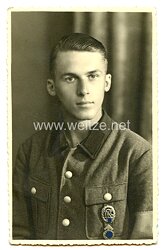 Reichsarbeitsdienst Portraitfoto eines Angehörigen des RAD mit HJ-Leistungsabzeichen