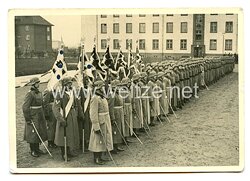 Wehrmacht Heer Foto, Fahnenträger mit Ringkragen