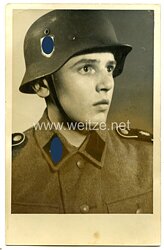 Waffen-SS Portraitfoto, SS-Mann mit Stahlhelm der SS-Panzergrenadier-Division "Leibstandarte Adolf Hitler" 