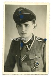 Waffen-SS Portraitfoto, SS-Unterscharführer mit Infanterie-Sturmabzeichen  der Leibstandarte SS Adolf Hitler (LAH)