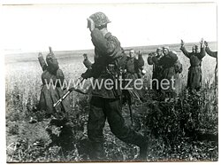 Waffen-SS Pressefoto: Feindlicher Panzergraben nach hartem Kampf genommen. 