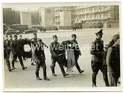 Waffen-SS Pressefoto: Studentischer Frontkämpfer ehren die Gefallenen 18.4.1942