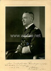 Kriegsmarine - Großes Geschenkfoto der Oberbefehlshabers der Kriegsmarine Dr. h.c.l Raeder mit eigenhändiger Unterschrift und Widmung