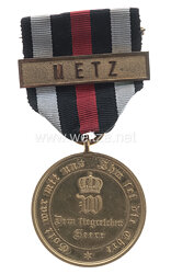 Preussen Spange mit Kriegsdenkmünze 1870/71 für Kämpfer am Band mit Gefechtspange "METZ"