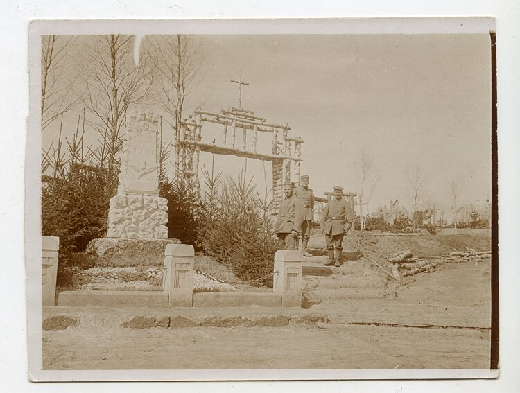 1.Weltkrieg Foto, Eingang eines Soldatenfriedhof