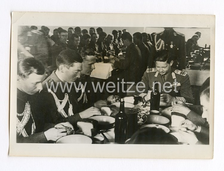 III. Reich Pressefoto. der junge König Michael feiert zusammen mit seinen Soldaten. 8.5.1941.