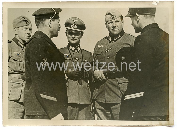 Wehrmacht Pressefoto: deutsche Offiziere beim verhören französischer Marinesoldaten beim Fort Gildys ? (Frankreich)