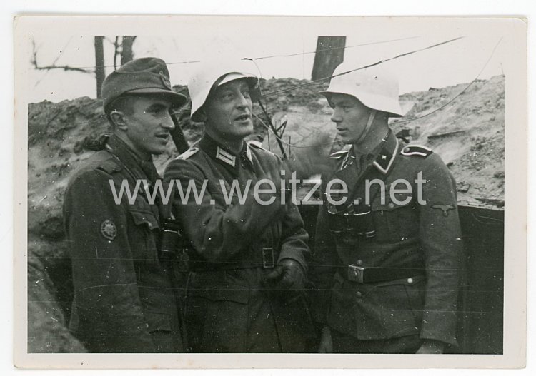 Waffen-SS Foto, SS-Unterscharführer mit Wintertarnlackierung auf dem Stahlhelm