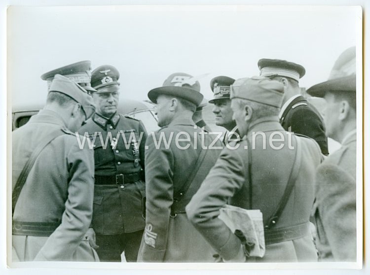 Wehrmacht Pressefoto, General des Heeres im Gespräch mit italienischen Offizieren