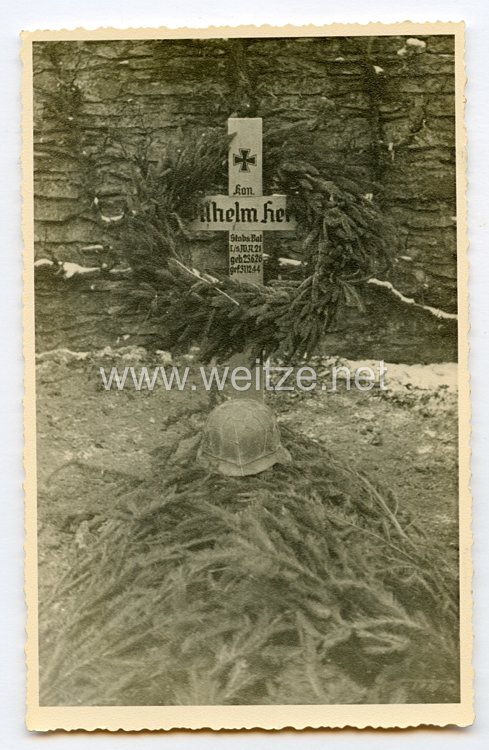 Wehrmacht Heer Foto, Stahlhelm mit Drahtgeflecht auf einen Soldatengrab