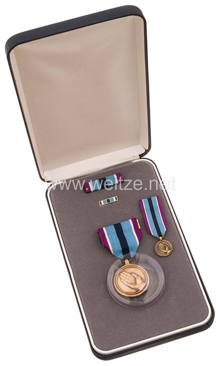 USA - United States Armed Forces Humanitarian Service Medal in Case with Miniature, Lapel Pin and Ribbon Bar