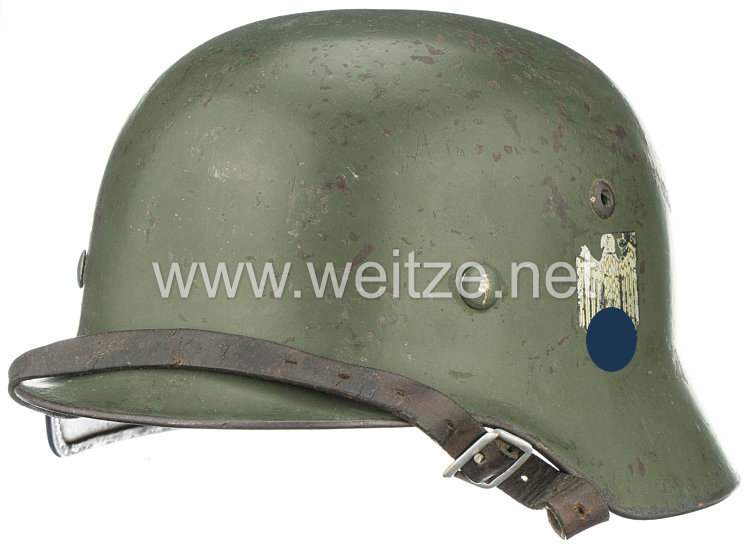 Wehrmacht Heer Stahlhelm M35 mit 2 Emblemen - Battle Damaged
