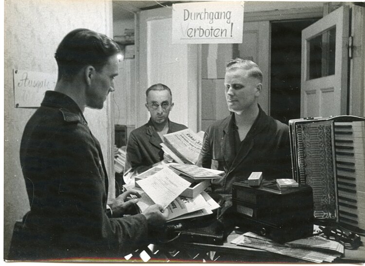 Pressefoto, Soldat der Luftwaffe bei der Geschenkausgabe