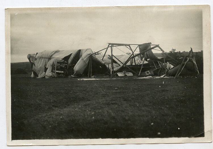 1.Weltkrieg Foto: Zerstörtes Deutsches Flughangar auf einem Feldflugplatz