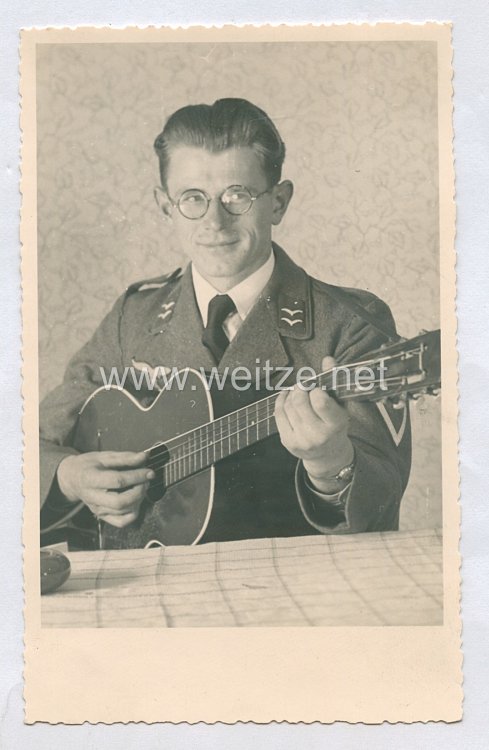 Luftwaffe Foto, Gefreiter spielt Gitarre