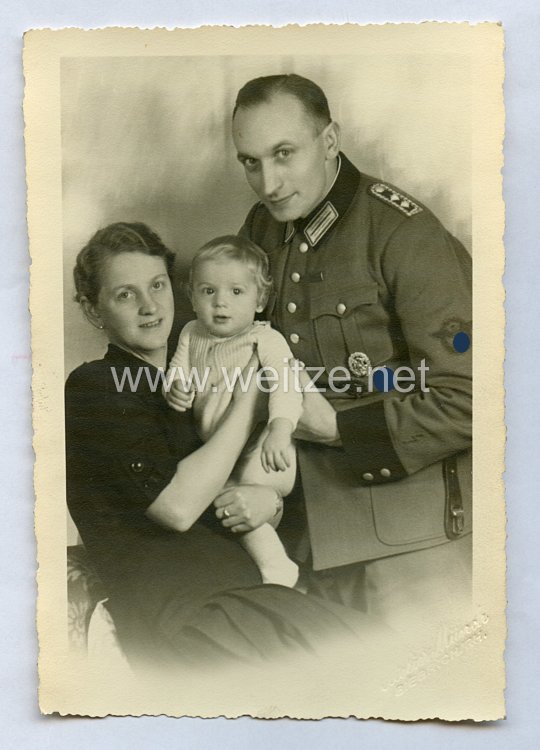 Polizei III. Reich Portraitfoto, Hauptwachtmeister mit SS-Runen Brustabzeichen 