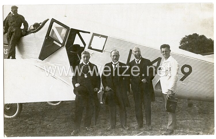 20. Jahre, ziviler Feldflugplatz mit Junkers Maschine und Passagieren dabei ein Bürgermeister mit Seiner Kette.