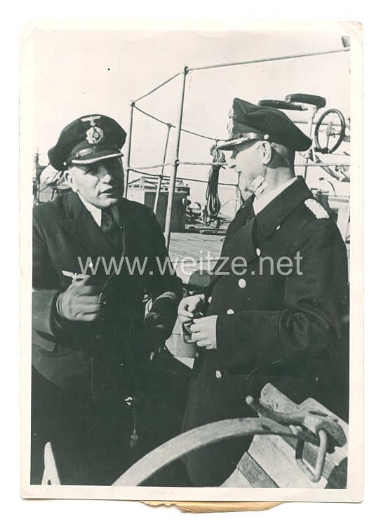 Kriegsmarine Pressefoto: Ein U-Jägerkommandant berichtet seinem Flottillenchef