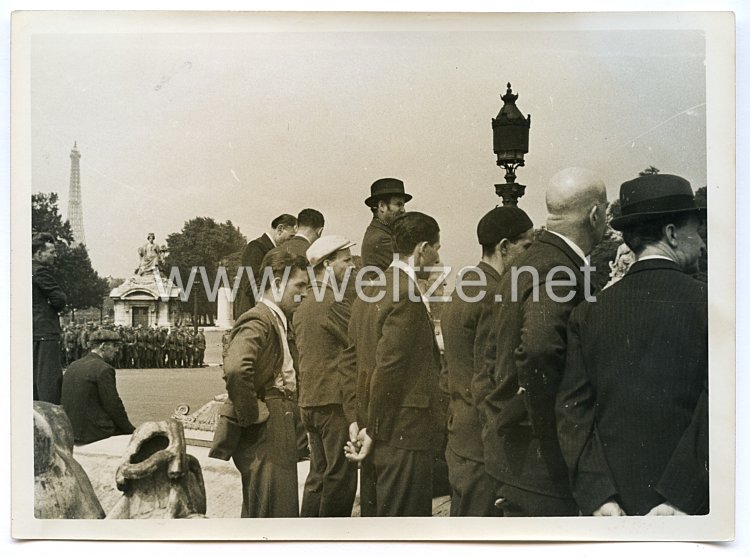 Wehrmacht Pressefoto: Pariser schauen die Parade am Place de la Concorde zu (Frankreich) 