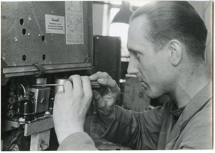 Pressefoto, Elektriker der Luftwaffe beim Instandsetzen eines Empfängers