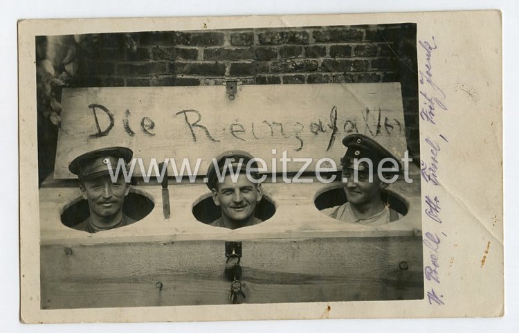Erster Weltkrieg Humor-Fotopostkarte Soldaten sitzen im Plumpsklo