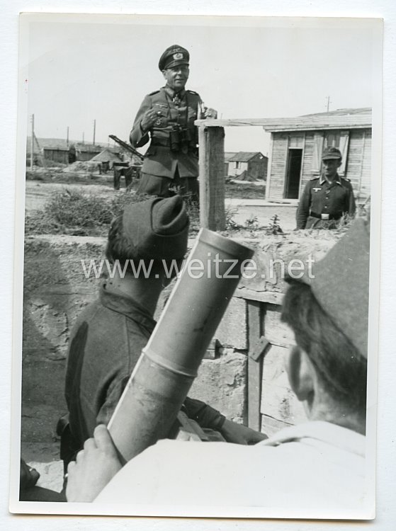 Wehrmacht Heer Pressefoto, General und Ritterkreuzträger Paul Danhauser bei der Truppe