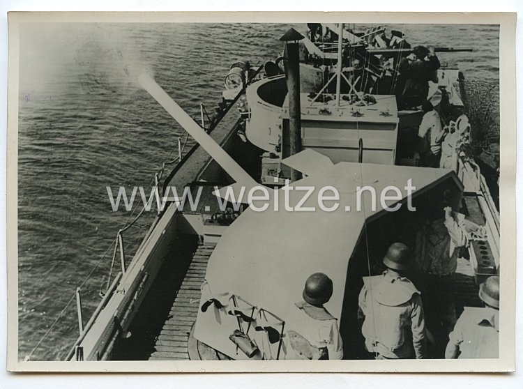 Kriegsmarine Pressefoto: Feuernde Kampffähre