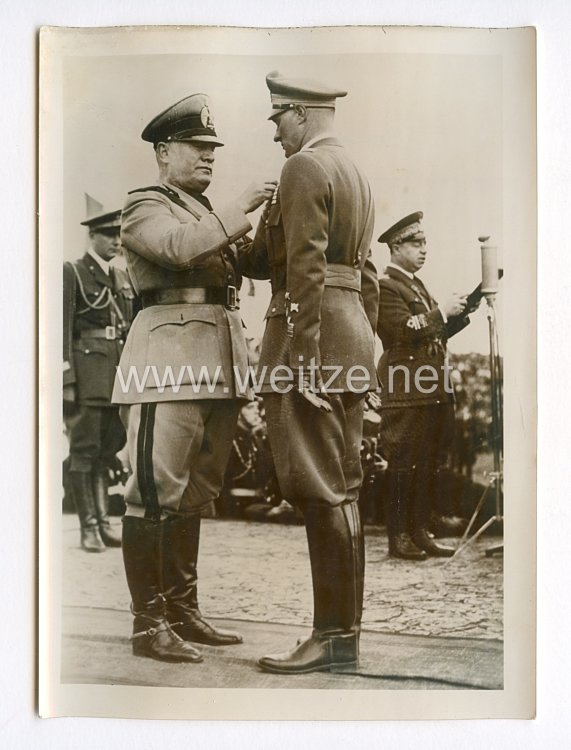III. Reich Pressefoto. Der Duce zeichnete Minister Muti mit der Goldenen Tapferkeits-Medaille aus. 1.4.1940.