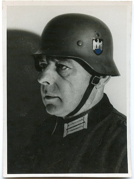 Wehrmacht Foto eines Offiziers mit Stahlhelm M 35