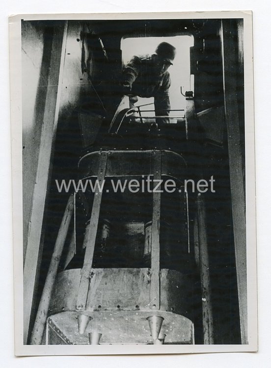 Kriegsmarine Pressefoto: Artillerie eines U-Jägers schießt