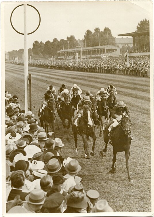 Pressefoto "Wehr dich" gewann das Deutsche Derby am 25.6.1939 in Hamburg- Klein- Flottbek