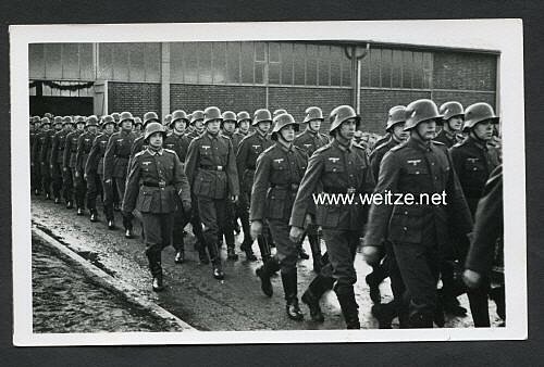 Foto, Aufmarsch von Angehörigen der Wehrmacht mit M18 Stahlhelm