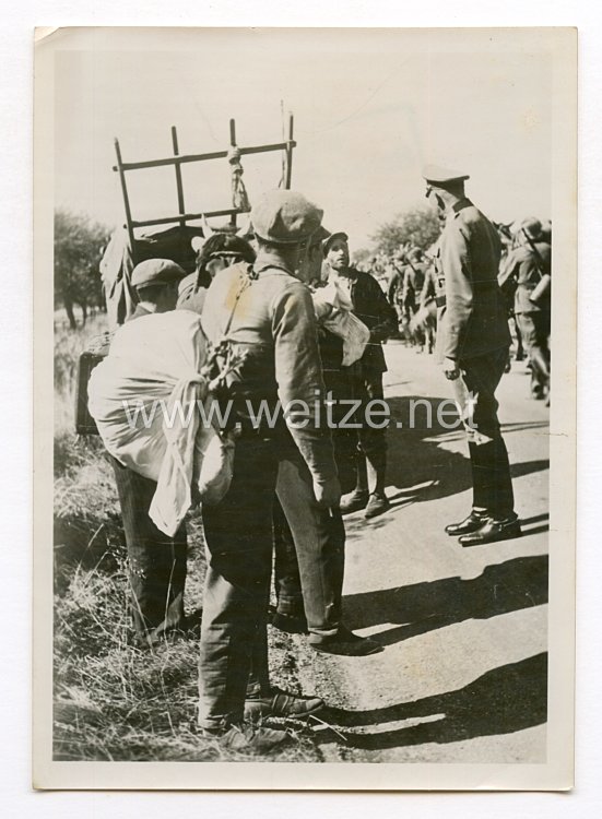 III. Reich Pressefoto. Der Oberbefehlshaber einer Armee bei französischen Flüchtlingen. 9.8.1940.