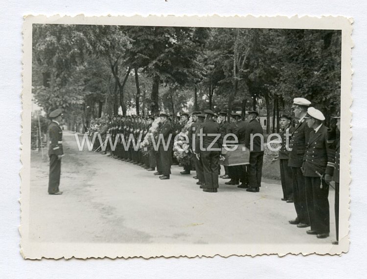 Kriegsmarine Foto, Beerdigung eines Soldaten