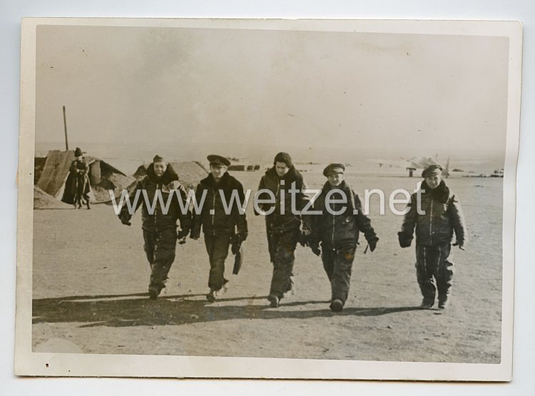 Luftwaffe Pressefoto: Rumänische Flugzeugbesatzung nach siegreicher Rückkehr zur Flugbasis 3.1.1943