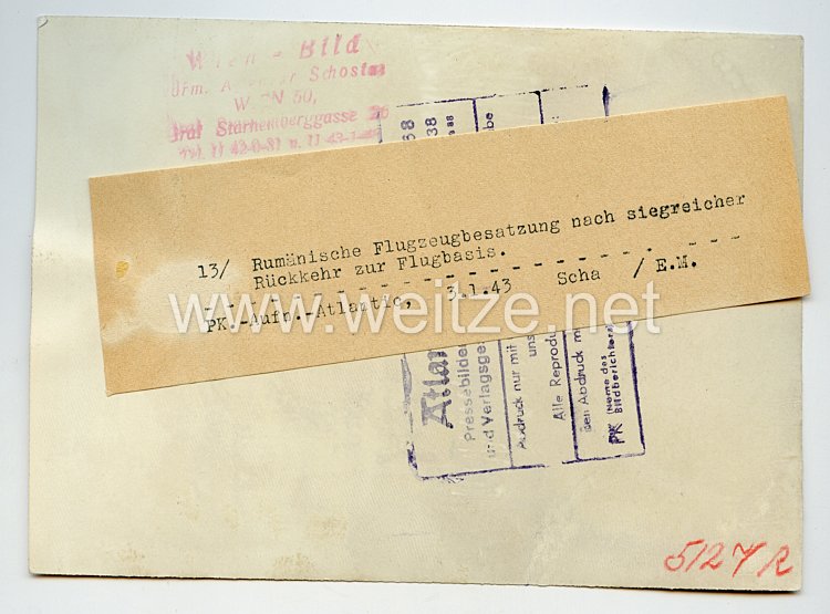 Luftwaffe Pressefoto: Rumänische Flugzeugbesatzung nach siegreicher Rückkehr zur Flugbasis 3.1.1943 Bild 2