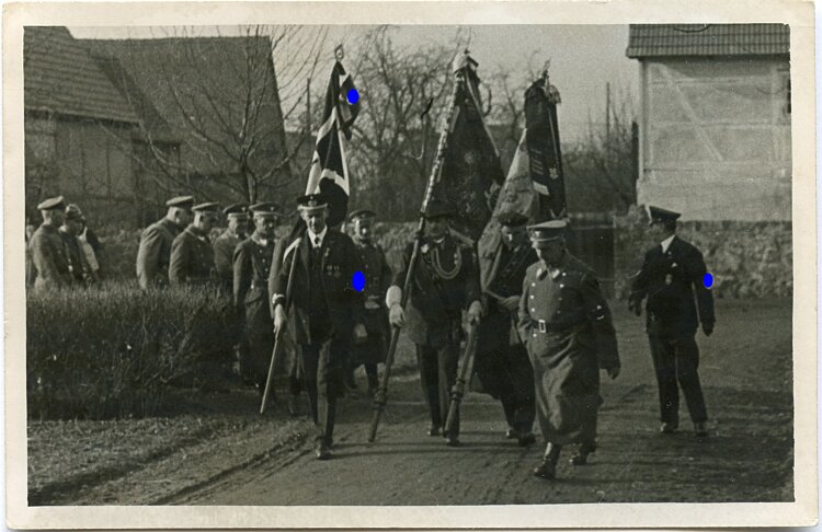 Foto NSDAP und NSKOV Traditionsaufmarsch mit Standarten