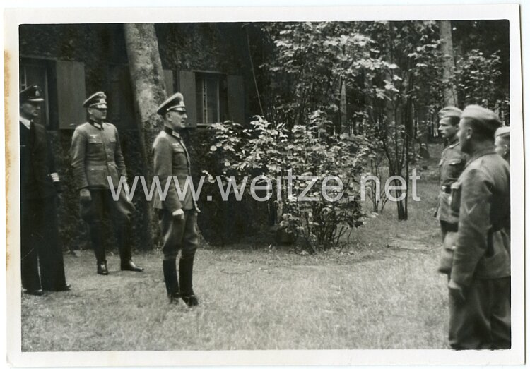 Portraitfoto, Offizier der Wehrmacht spricht zu den Wehrmachtsoldaten