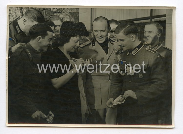 III. Reich Pressefoto. Deutsche und Italienische Verwundete als Gäste beim Botschafter Alfieri. 7.4.1942.