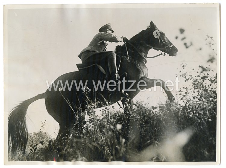 Wehrmacht Pressefoto, Preisträger mit Hauptmann Stubbendorff führt in der Potsdamer Military