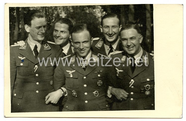 Luftwaffe Foto, Oberleutnant und Ritterkreuzträger mit seinen Kameraden 1943
