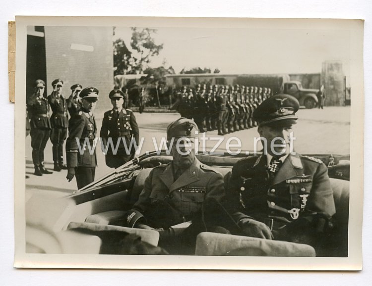 III. Reich Pressefoto. Der König von Italien bei den Verbänden der deutschen Luftwaffen verbänden auf Sizilien. 15.1.1943.