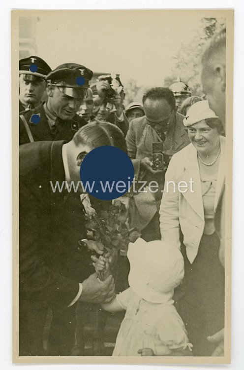 III. Reich Foto, ein Kind überreicht Adolf Hitler Blumen