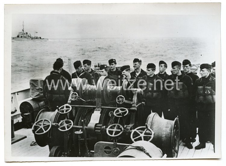 Kriegsmarine Pressefoto: Beide Kriegswachen an Deck im englischen Kanal 