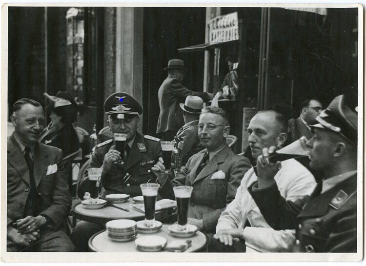 Pressefoto, Hauptmann beim Mittag mit seinen Kameraden