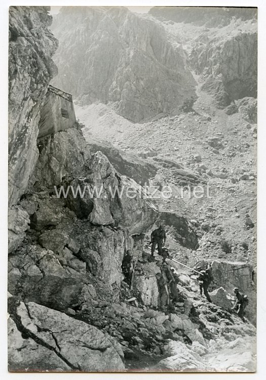 Wehrmacht Heer Pressefoto: Der Pionier-Stosstrupp geht mit geballter Ladung gegen den Felsbunker vor